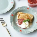 兔子與草莓餐盤盛着食物、放在枱上非常漂亮