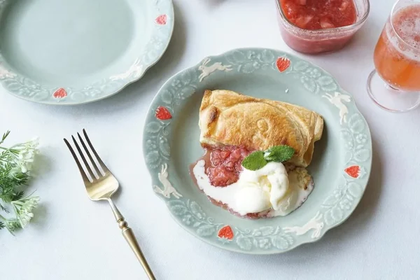 兔子與草莓餐盤盛着食物、放在枱上非常漂亮