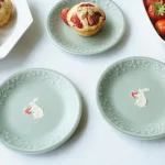 幾個Yoshizawa 吉澤窯益子燒兔子與草莓餐盤放在台上