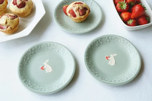 幾個Yoshizawa 吉澤窯益子燒兔子與草莓餐盤放在台上