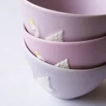 三個Yoshizawa 益子燒碗堆疊在一起，展示其精美的設計和色彩。 / Three Yoshizawa Mashiko-style bowls stacked together, highlighting their exquisite design and colors.