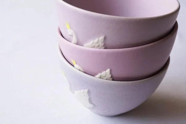 三個Yoshizawa 益子燒碗堆疊在一起，展示其精美的設計和色彩。 / Three Yoshizawa Mashiko-style bowls stacked together, highlighting their exquisite design and colors.