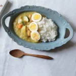 Yoshizawa 益子燒盤子裝着食物放在枱上的俯視圖