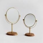 兩個大小不同尺寸的座枱鏡放在桌子上鈴聲面的正面圖