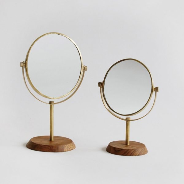 兩個大小不同尺寸的座枱鏡放在桌子上鈴聲面的正面圖
