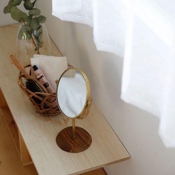 shesay 黃銅紫檀木座枱鏡放在桌子上的俯視圖