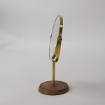 shesay 黃銅紫檀木座枱鏡放在台上的側面圖片