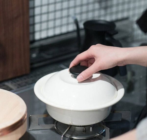 野田琺瑯有蓋鍋放在爐上