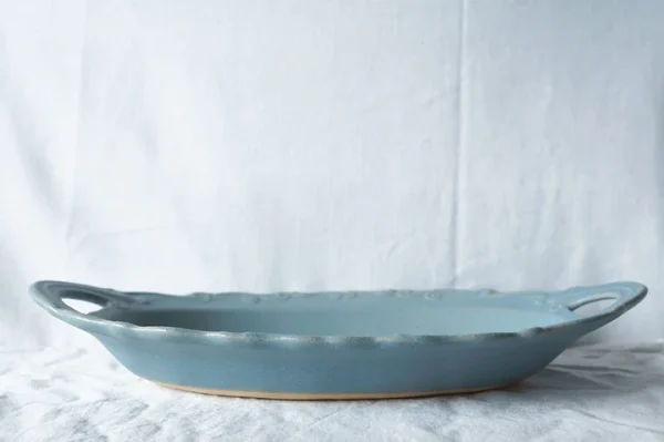 藍灰色Yoshizawa 益子燒盤子放在枱上的側面圖片