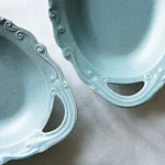 兩個藍灰色Yoshizawa 益子燒盤子放在枱上近距離展示手柄和邊緣設計細節