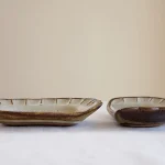 Yoshizawa 益子燒餃子形小碟兩個平排，一個正面、一個側面的側面圖片