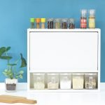 川口工器 調味料收納箱 白色（含5個調味盒）款正面圖，背景是藍色的牆。