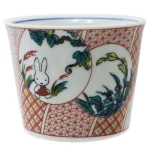 展示赤繪蕎麥碗（Akae Soba Bowl）正面視圖，碗上印有米菲（Miffy），清晰顯示設計和細節. A front view of the Akae Soba Bowl featuring Miffy, clearly showing the design and details of the bowl.