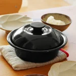 黑色琺瑯有蓋鍋蓋上盖子放在餐枱上