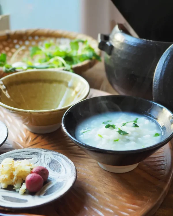 綠色及黃色Heuge 美濃燒碗放在枱上使用的情景