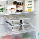 多個不鏽鋼保鮮盒疊起放在冰箱內