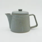 灰色 Ancient Pottery 陶瓷壺的側面視圖. Side View of Grey Ancient Pottery Teapot.