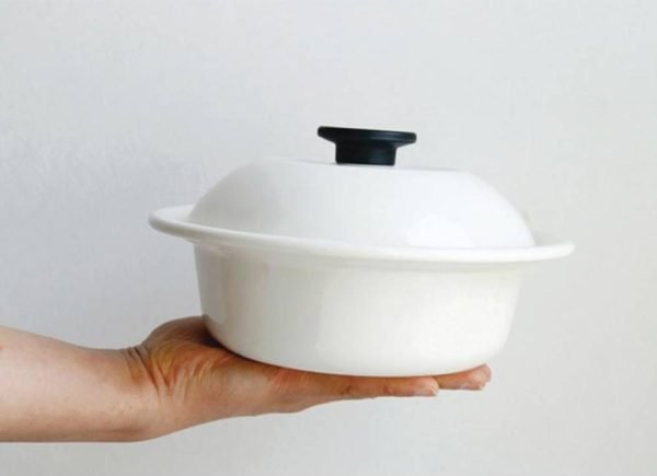 野田琺瑯有蓋鍋 白色 單手捧在手裏的樣子