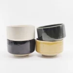 Heuge 日本製美濃燒抹茶碗展示四種不同顏色，展現其多樣性與精美設計。 / Heuge Japanese Mino ware matcha bowls showcasing four different colors, highlighting their variety and exquisite design.