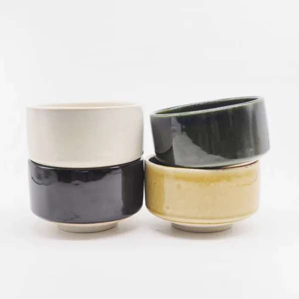 Heuge 日本製美濃燒抹茶碗展示四種不同顏色，展現其多樣性與精美設計。 / Heuge Japanese Mino ware matcha bowls showcasing four different colors, highlighting their variety and exquisite design.