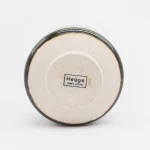 Heuge 抹茶碗 織部的底部視圖，清晰可見底部的標誌。 / Bottom view of Heuge matcha bowl in Oribe, clearly showing the logo on the base.