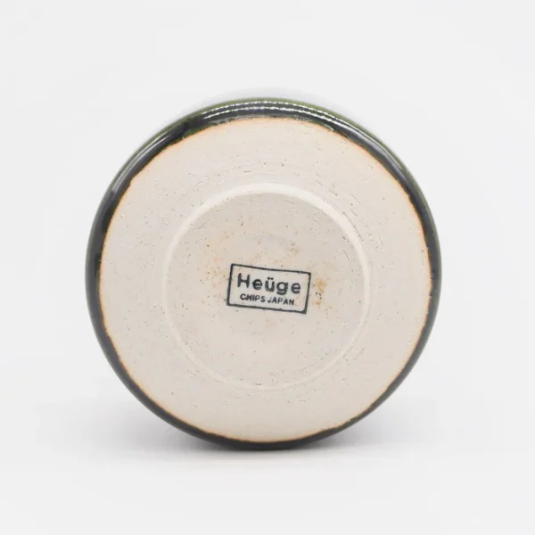 Heuge 抹茶碗 織部的底部視圖，清晰可見底部的標誌。 / Bottom view of Heuge matcha bowl in Oribe, clearly showing the logo on the base.