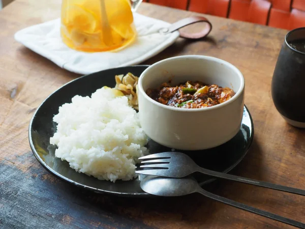 Heuge 志野抹茶碗裝着食物放在裝着飯菜的大餐盤上面