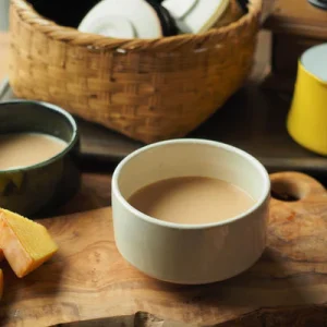 Heuge 志野抹茶碗裝着茶放在枱上