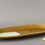 Yoshizawa 吉澤窯益子燒的松鼠長碟的側面視圖，展示其流暢的線條和精美的工藝。 / Side view of Yoshizawa Mino ware squirrel long plate, showcasing its smooth lines and exquisite craftsmanship.