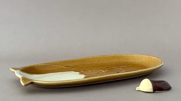 Yoshizawa 吉澤窯益子燒的松鼠長碟的側面視圖，展示其流暢的線條和精美的工藝。 / Side view of Yoshizawa Mino ware squirrel long plate, showcasing its smooth lines and exquisite craftsmanship.