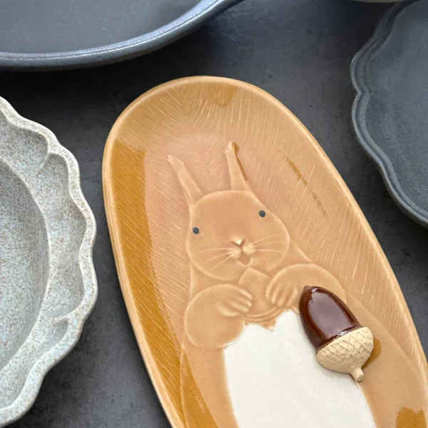 Yoshizawa 吉澤窯益子燒的松鼠長碟的頂部視圖，展示其獨特形狀和設計。 / Top view of Yoshizawa Mino ware squirrel long plate, showcasing its unique shape and design.