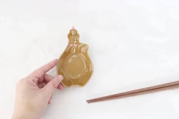 Yoshizawa 吉澤窯益子燒手工製松鼠餐盤拿在手裏的樣子