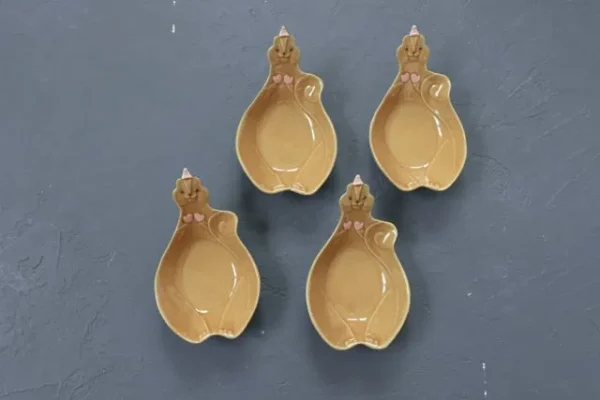 4個日本製 Yoshizawa 吉澤窯益子燒手工製松鼠餐盤的正面圖