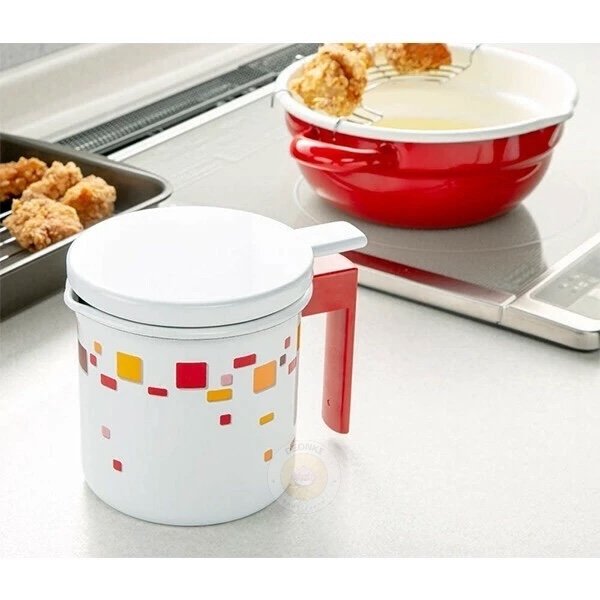 日本琺瑯油壺蓋上蓋子放在枱面