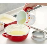 用琺瑯油壺將油倒到窩倒到裏面炸鍋裏