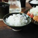 綠色美濃燒碗裝滿了飯的樣子