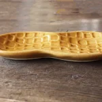 花生造型餐盤放在木枱上的側面圖