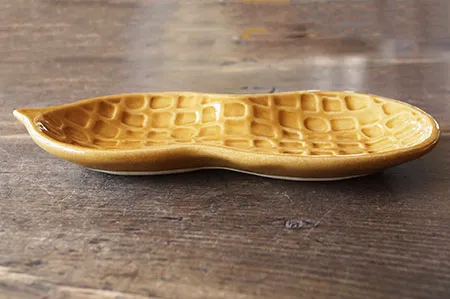 花生造型餐盤放在木枱上的側面圖