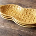 三個花生造型餐盤疊起放在木枱面