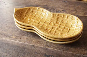 三個花生造型餐盤疊起放在木枱面