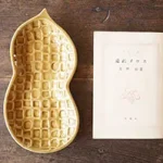 Yoshizawa 益子燒花生造型餐盤放在木枱面的正面圖