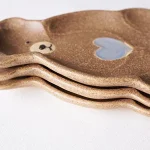 Yoshizawa 益子燒泰迪熊小盤三個疊起放在枱面的側面圖