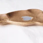 Yoshizawa 益子燒泰迪熊小盤放在枱面的側面圖