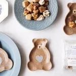 多個泰迪熊小盤與其他東西放在一起的正面圖