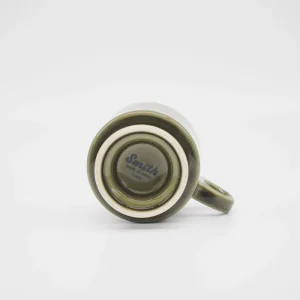 底部視圖可見標誌的 CHIPS Smith 高腳陶瓷杯（綠色）. Bottom view showing the logo of CHIPS Smith Footed Mug in green.