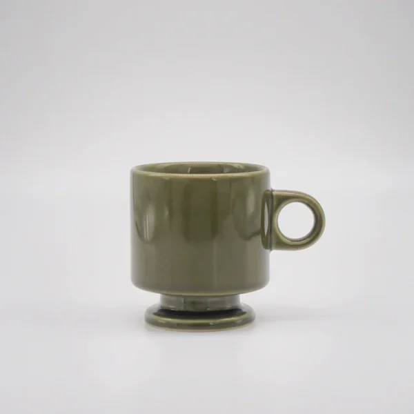 正面視圖的 CHIPS Smith 高腳陶瓷杯（綠色）. Front view of the CHIPS Smith Footed Mug in green.
