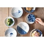 SHICHITA 貓咪小碟 同系列不同圖案與尺寸的碟子一起放在枱上的俯視圖