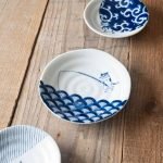 SHICHITA 貓咪小碟 13cm – 青海波 與其他貼紙放在枱上的俯視圖