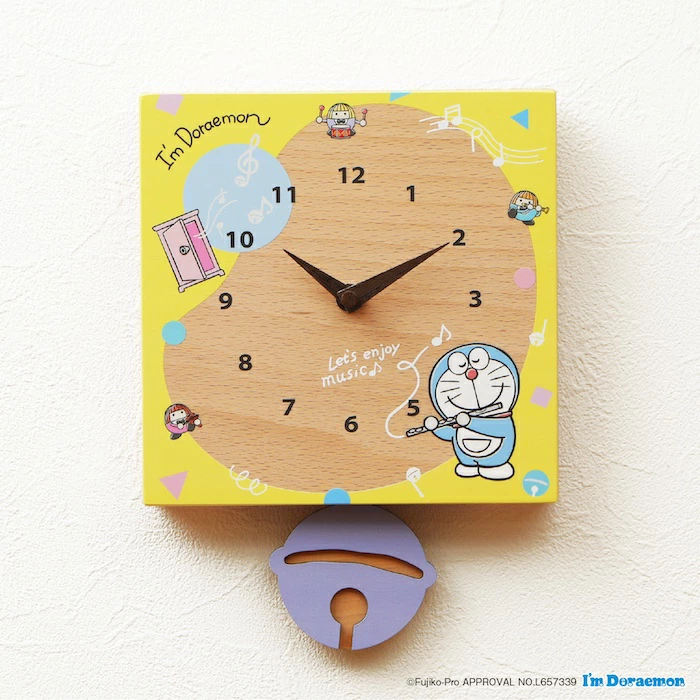 日本製的哆啦A夢櫸木掛鐘掛在牆上. Japanese-made Doraemon Beech Wood Wall Clock hanging on the wall.