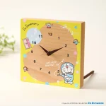 正面視圖顯示日本製的哆啦A夢櫸木掛鐘放置在桌面上,背面可見部分木製支架. Front view of the Japanese-made Doraemon Beech Wood Wall Clock placed on a table, with a glimpse of the wooden stand at its back.